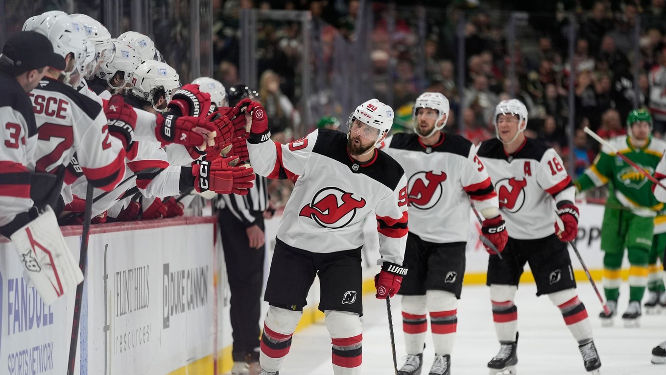 Slovenský hokejista Tomáš Tatar oslavuje gól so spoluhráčmi.