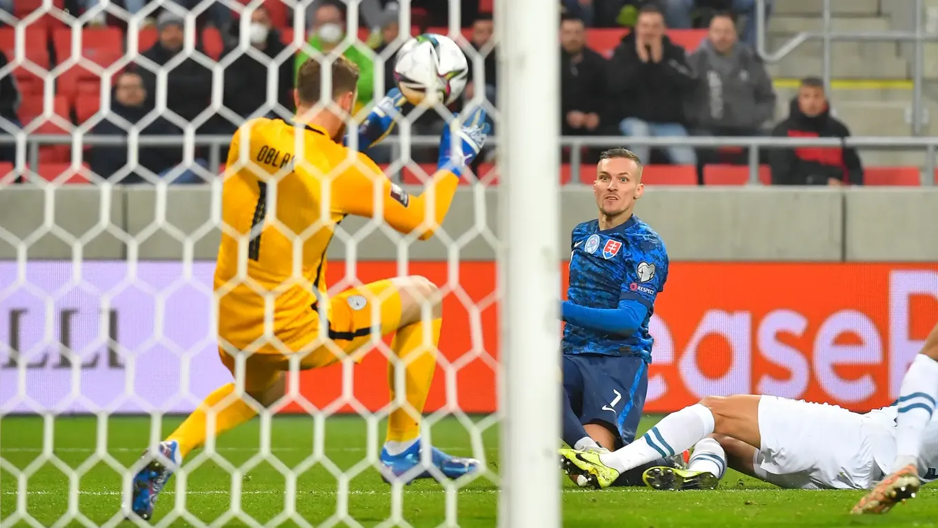 Na snímke vpravo Lukáš Haraslín  (Slovensko) a brankár Jan Oblak  (Slovinsko).