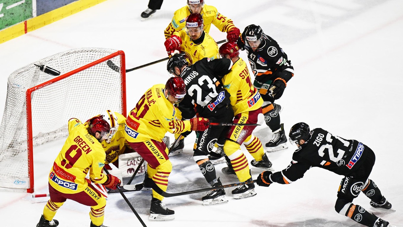 Fotka zo štvrťfinálového zápasu HC Košice - HK Dukla Trenčín.