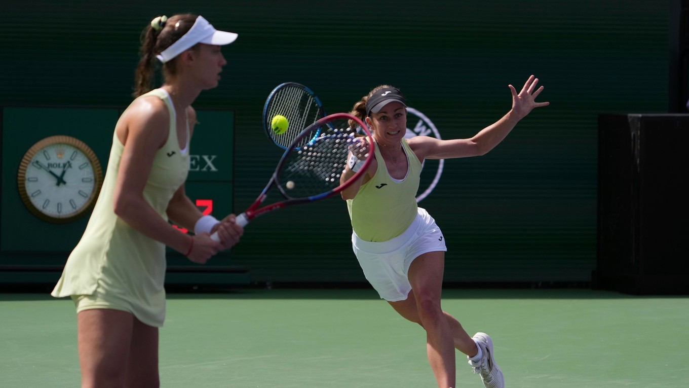 Slovenská tenistka Tereza Mihalíková (vľavo) s Britkou Oliviou Nichollsovou.