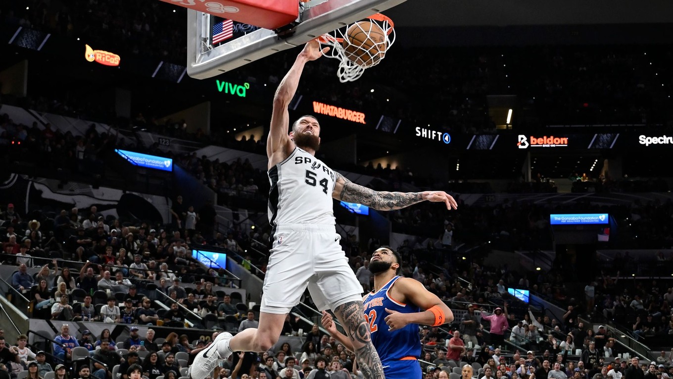 Sandro Mamukelašvili dáva kôš v zápase zámorskej NBA San Antonio Spurs - New York Knicks.