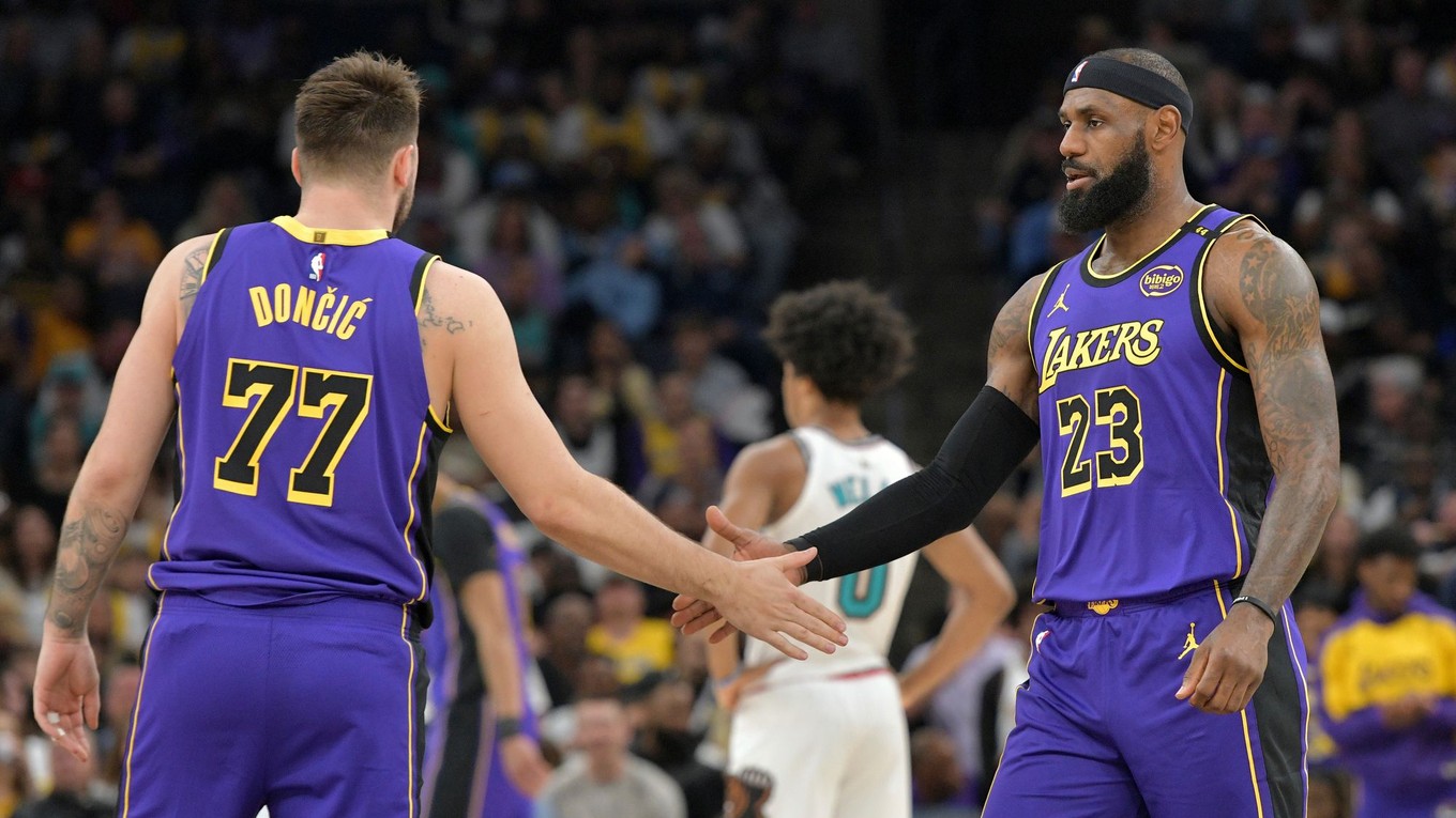 Luka Dončič a LeBron James v zápase proti Memphisu.