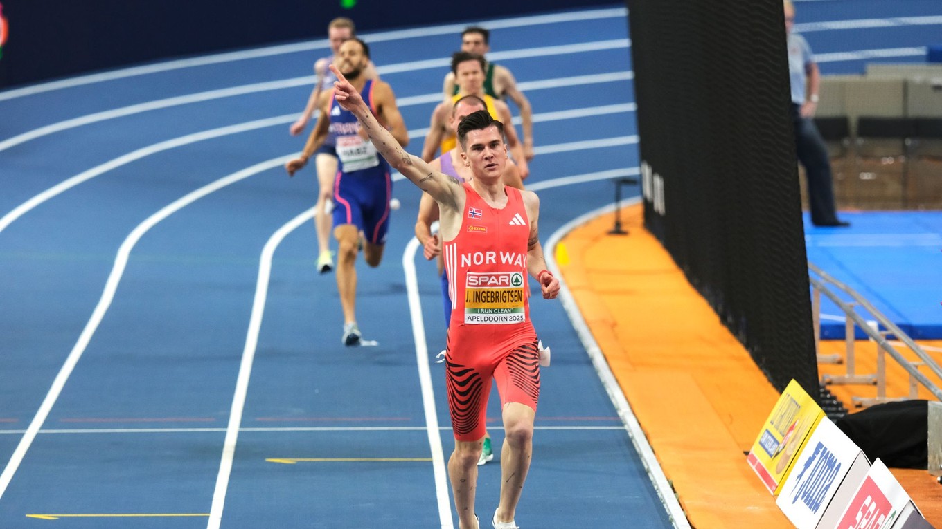 Jakob Ingebrigtsen oslavuje víťazstvo v behu na 3000 m.