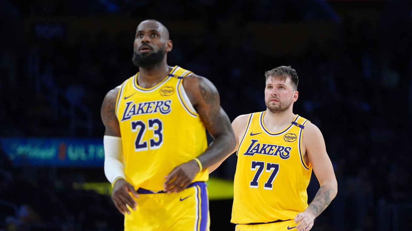 LeBron James (23) a Luka Dončič v zápase proti New Orleans.