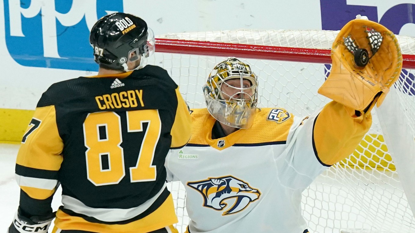 Juuse Saros a Sidney Crosby.