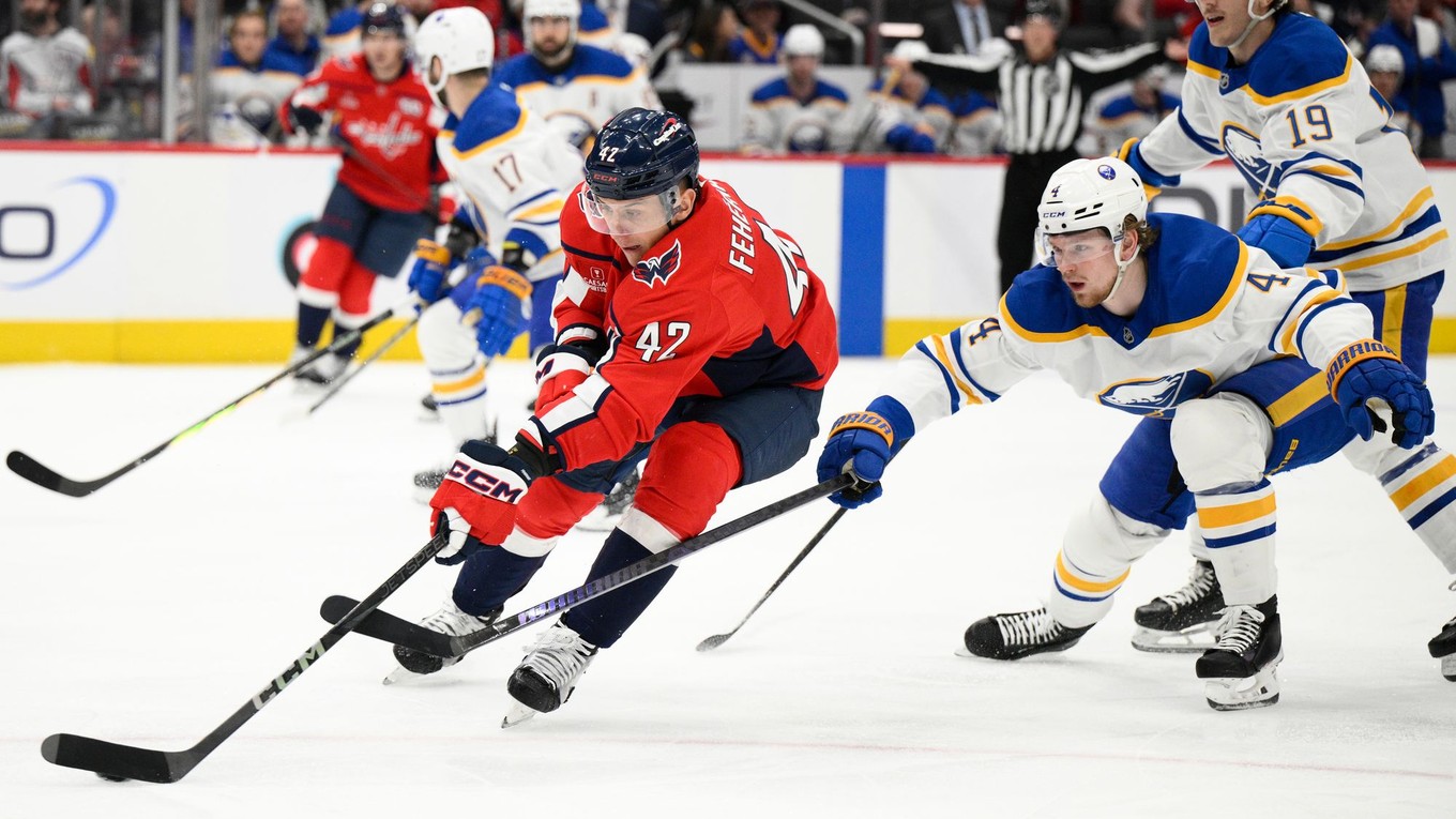 Slovenský obranca Martin Fehérváry v súboji s hráčom Buffala Bowenom Byramom.
