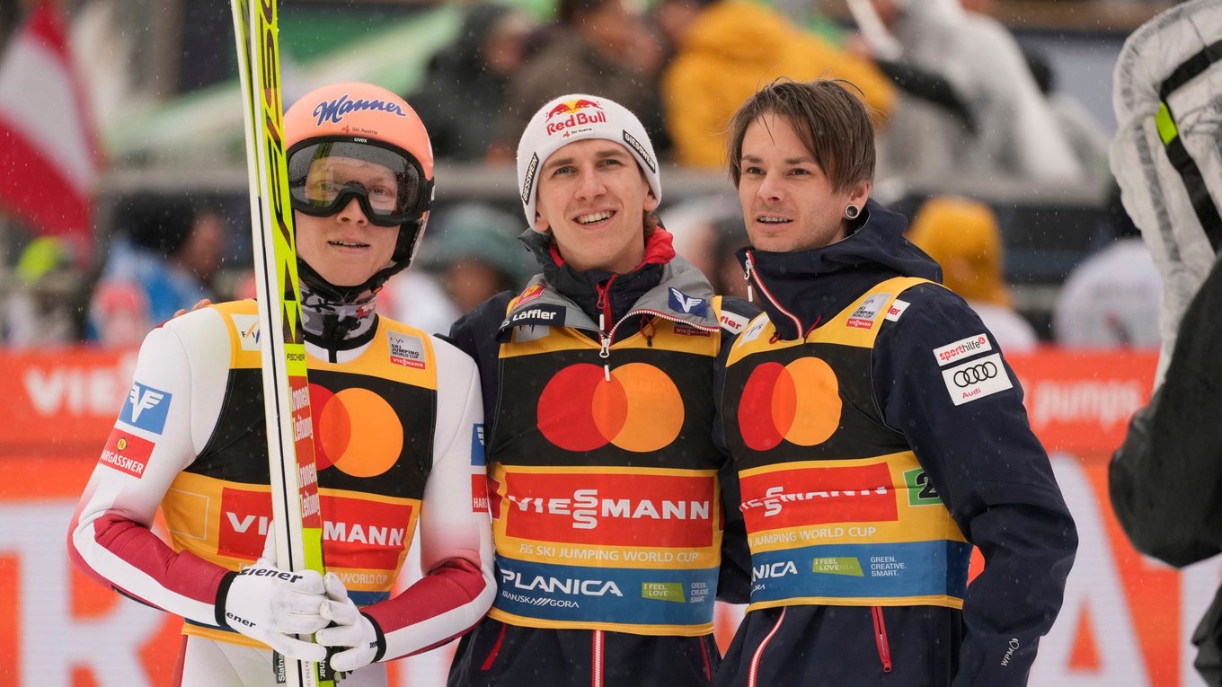 Zľava Jan Hörl, Daniel Tschofenig a Manuel Fettner počas tímovej súťaže v Planici.