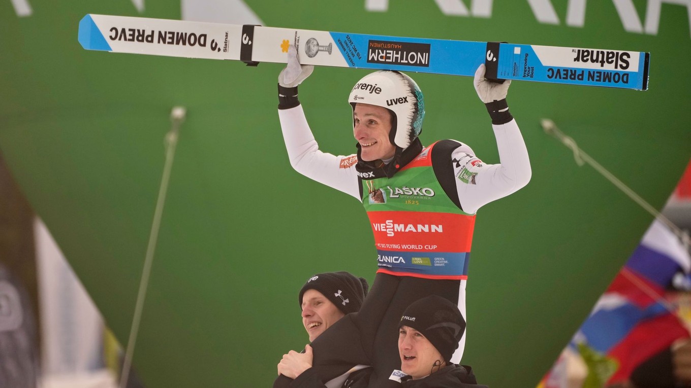 Domen Prevc oslavuje rekord.