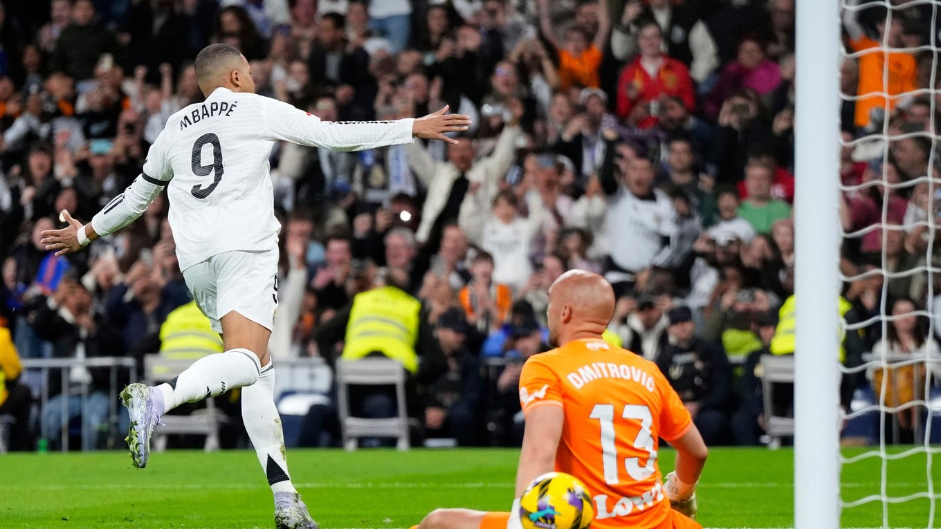 Kylian Mbappé oslavuje gól z penalty.