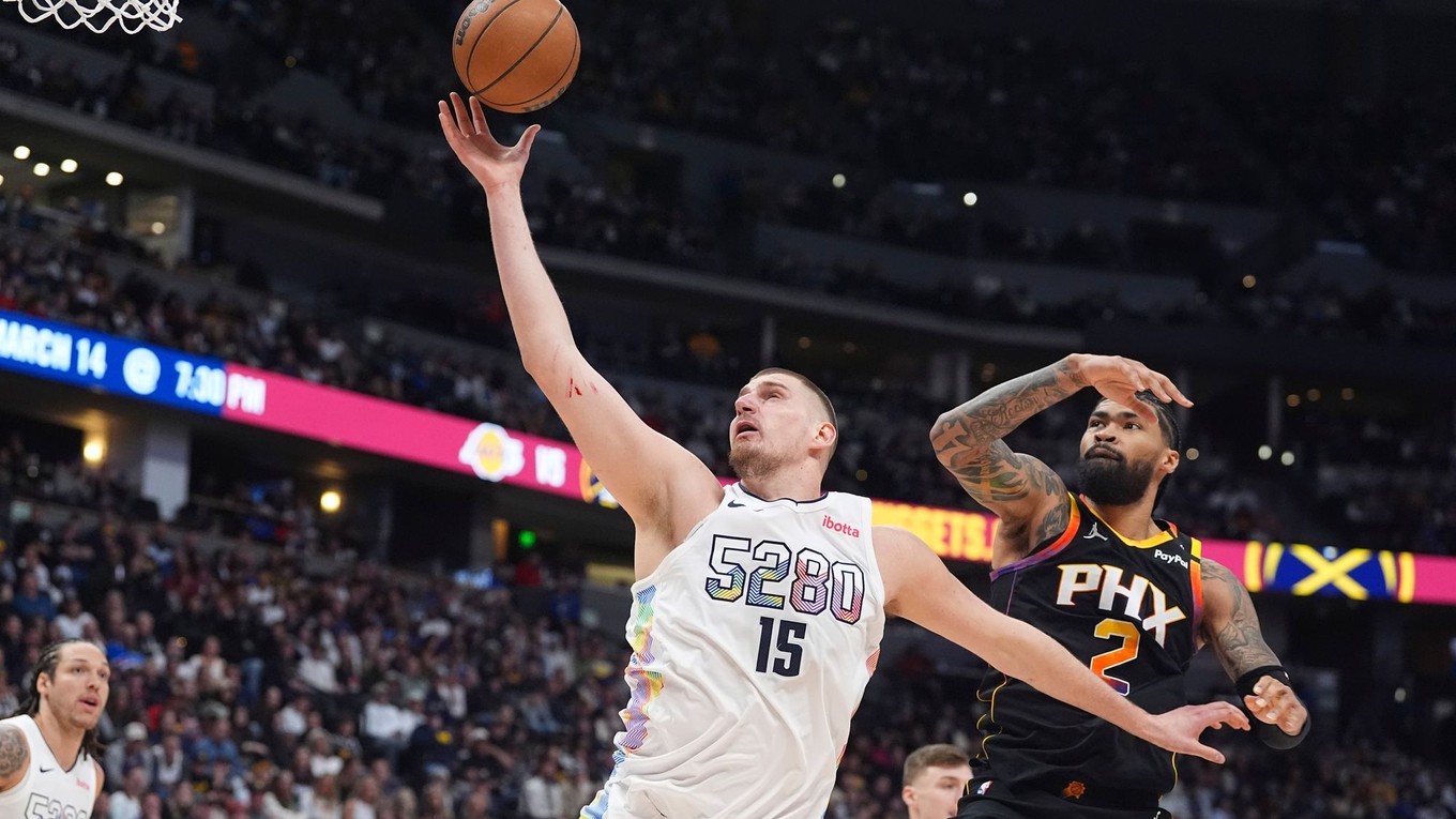 Nikola Jokič v zápase s Phoenixom