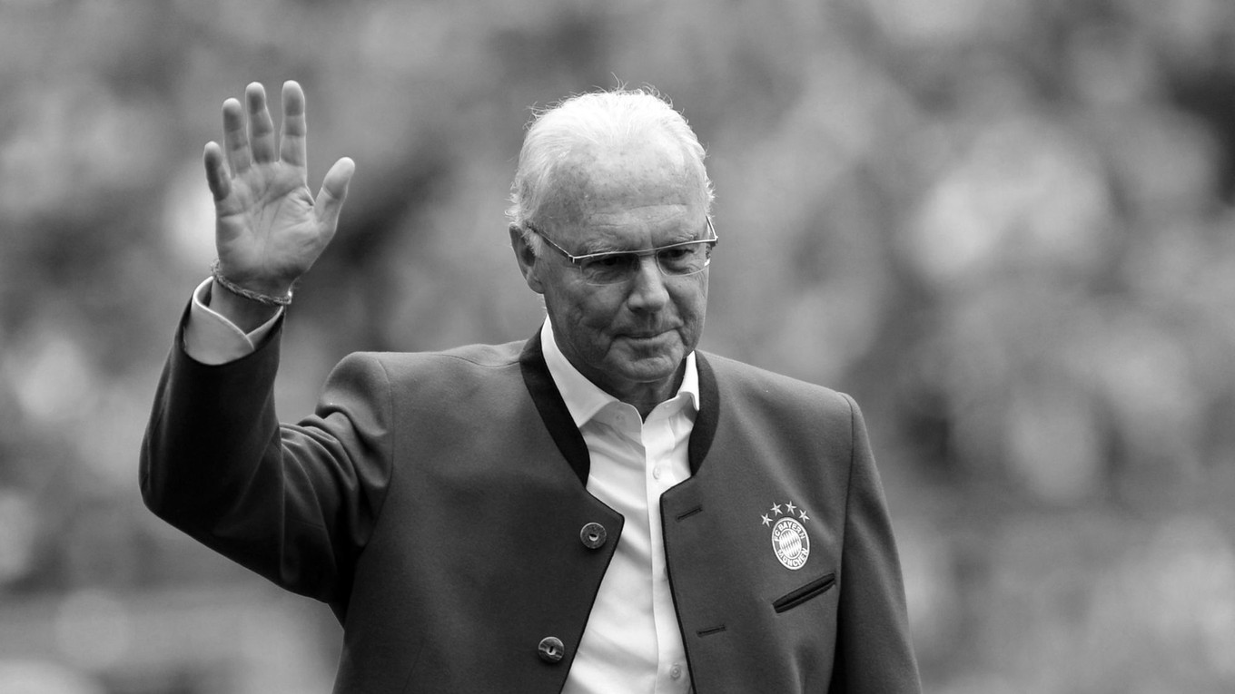 Na archívnej snímke z 14. mája 2016 čestný prezident Bayernu Mníchov Franz Beckenbauer máva na štadióne Allianz Arena v Mníchove. 