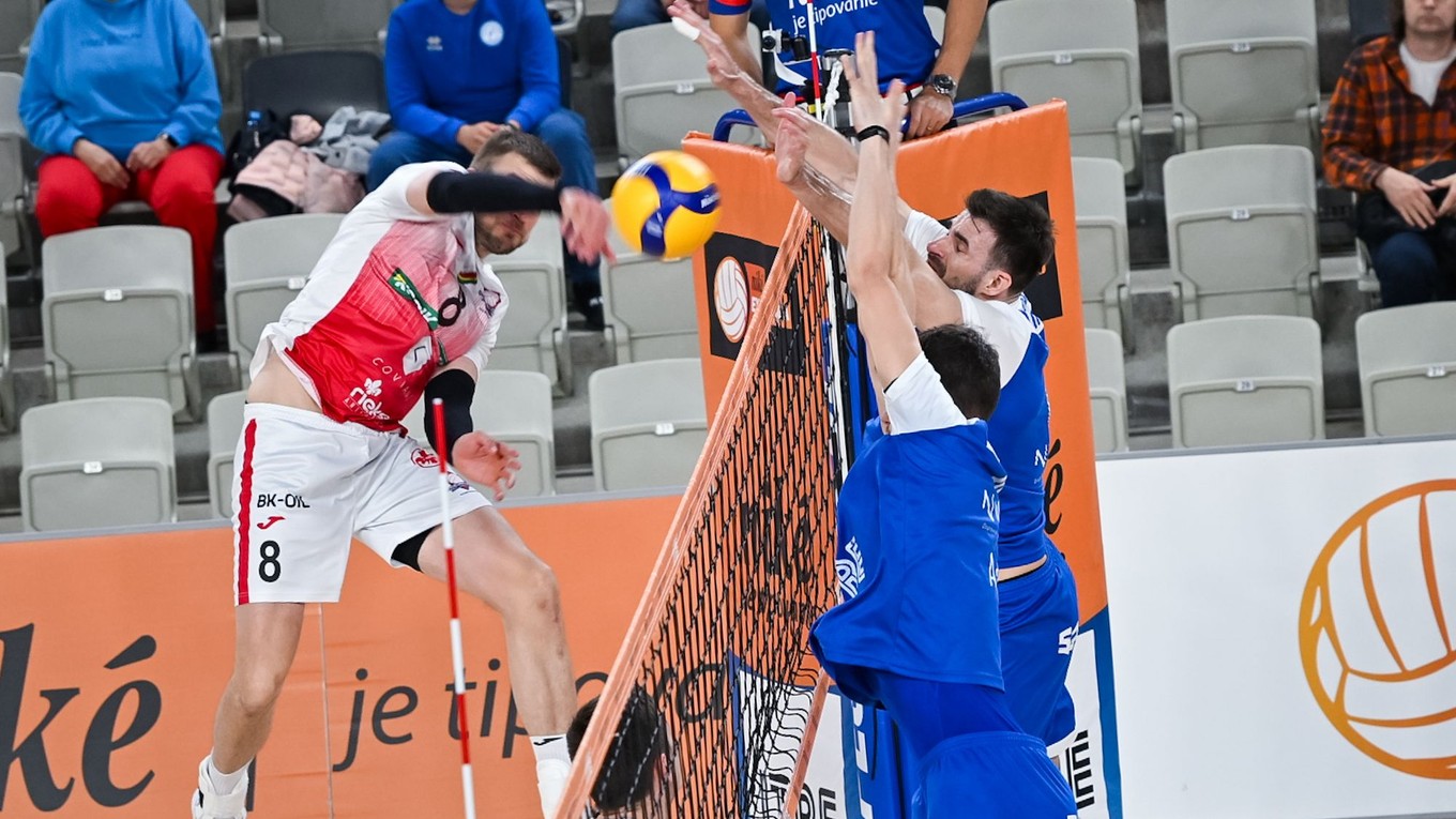 Vľavo Tomáš Halanda (Komárno) počas finále volejbalovej Niké extraligy VKP FTVŠ UK Bratislava - Rieker UJS Komárno.