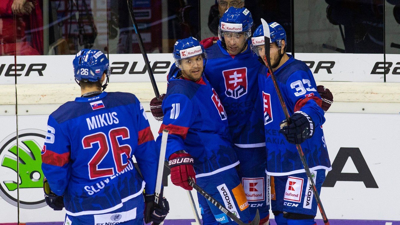 Slovenský hokejista Juraj Mikuš (vľavo) počas Nemeckého pohára v roku 2018. 