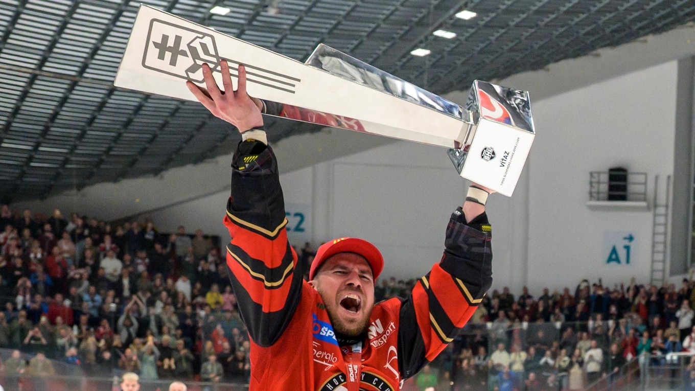 Hráč Prešova Jakub Suja dvíha nad hlavu pohár počas osláv.