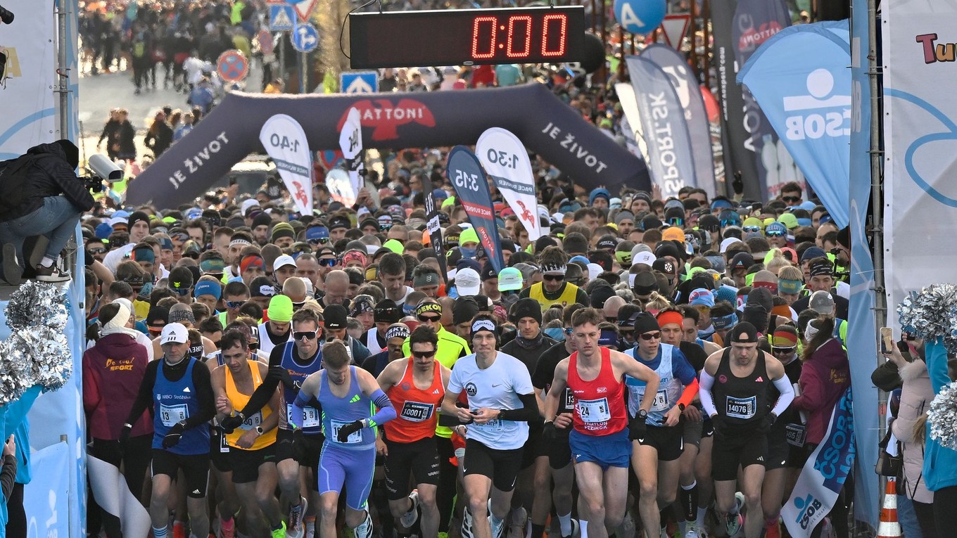 Na snímke pretekári počas štartu jubilejného 20. ročníka ČSOB Bratislava maratónu v Bratislave.