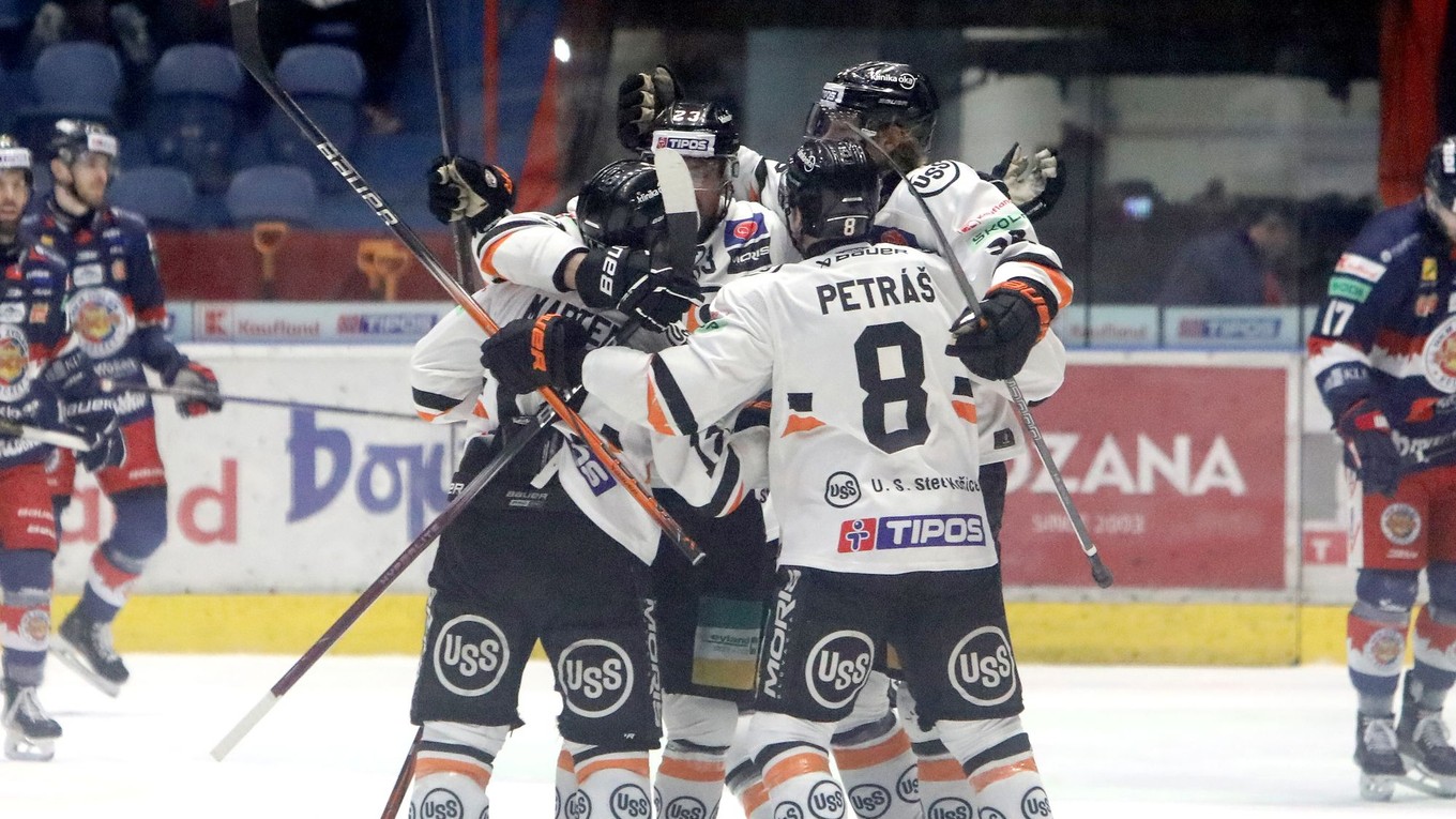 Hokejisti Košíc sa tešia z gólu v zápase proti HKM Zvolen.