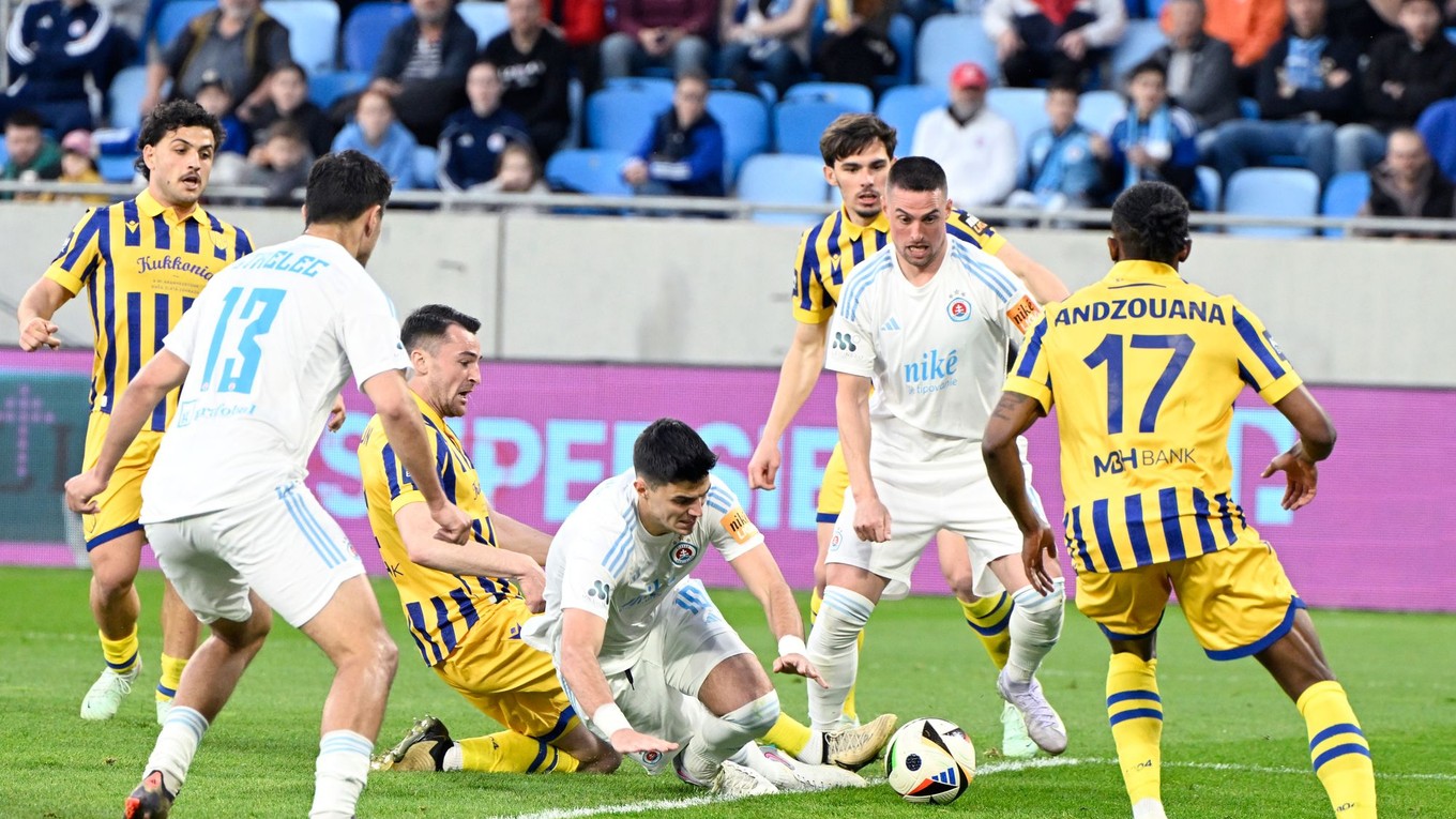 Marko Tolič (Slovan) a Milan Dimun (DAC) v 5. kole nadstavbovej časti Niké ligy skupiny o titul ŠK Slovan Bratislava - FC DAC Dunajská Streda