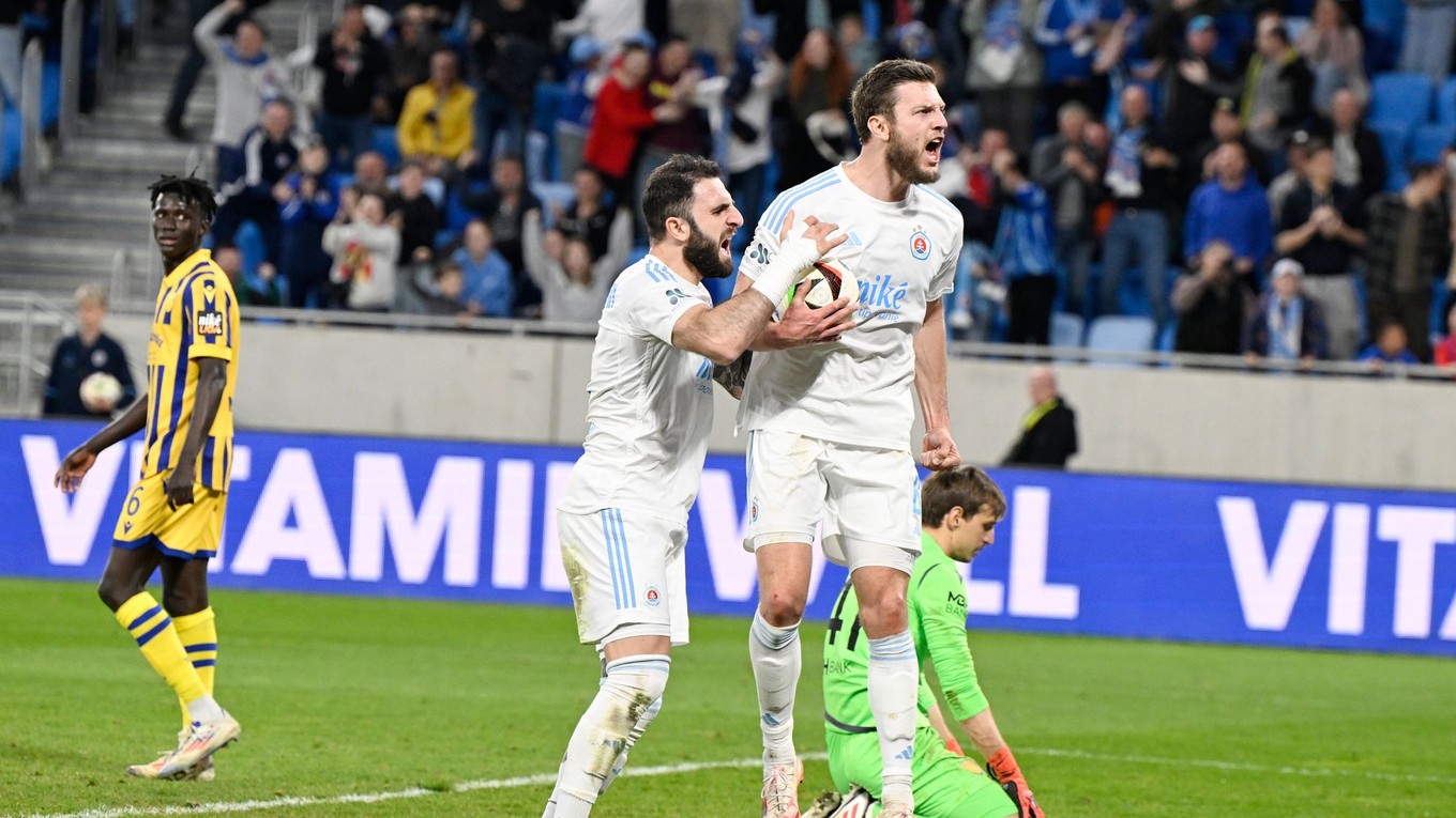 Na snímke v popredí vpravo Kevin Wimmer a Tigran Barseghjan (obaja Slovan) sa radujú.