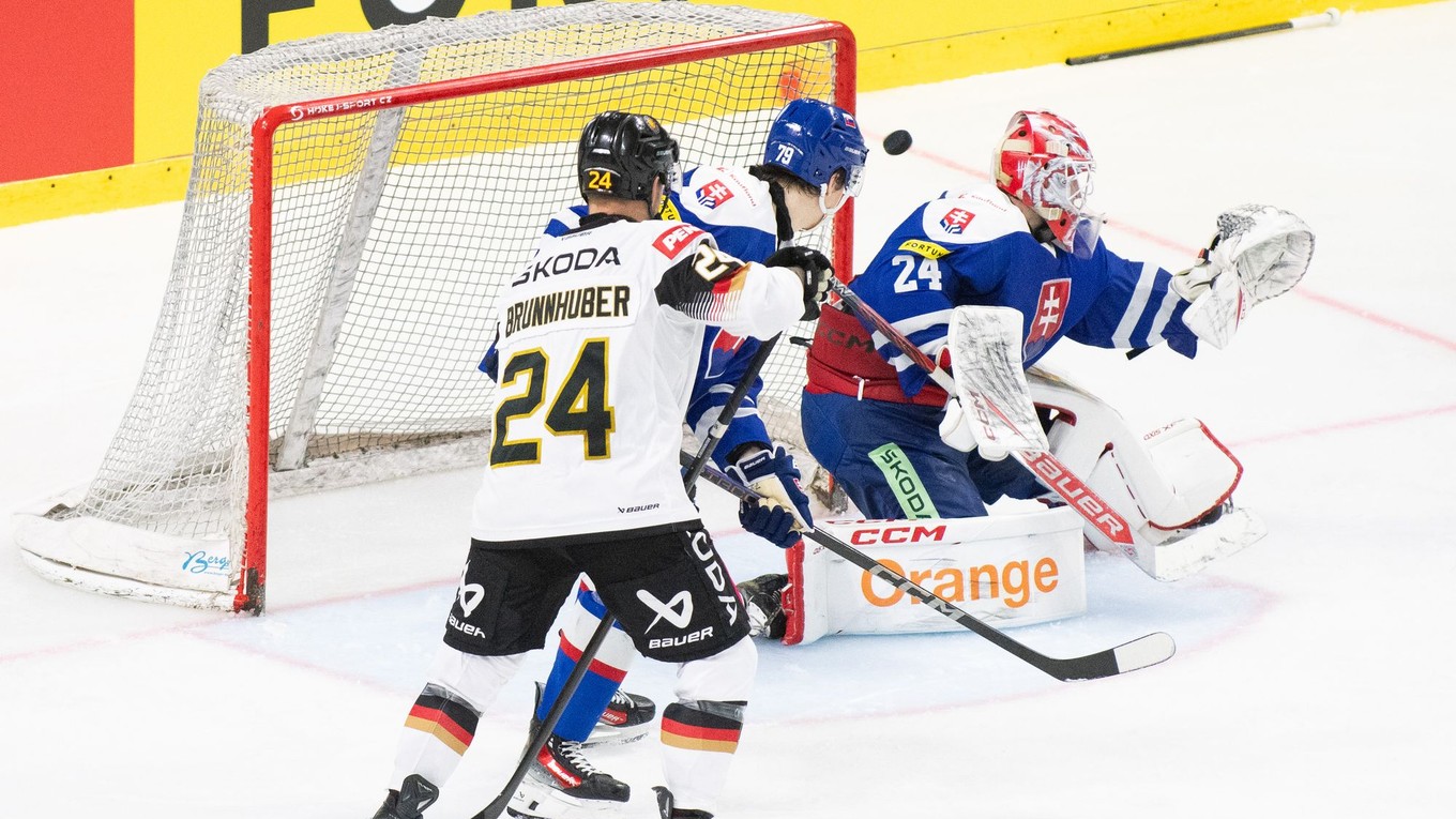 Brankár Patrik Rybár (Slovensko), Michal Laurenčík (Slovensko) a Tim Brunnhuber (Nemecko) počas prípravného zápasu pred MS 2025.