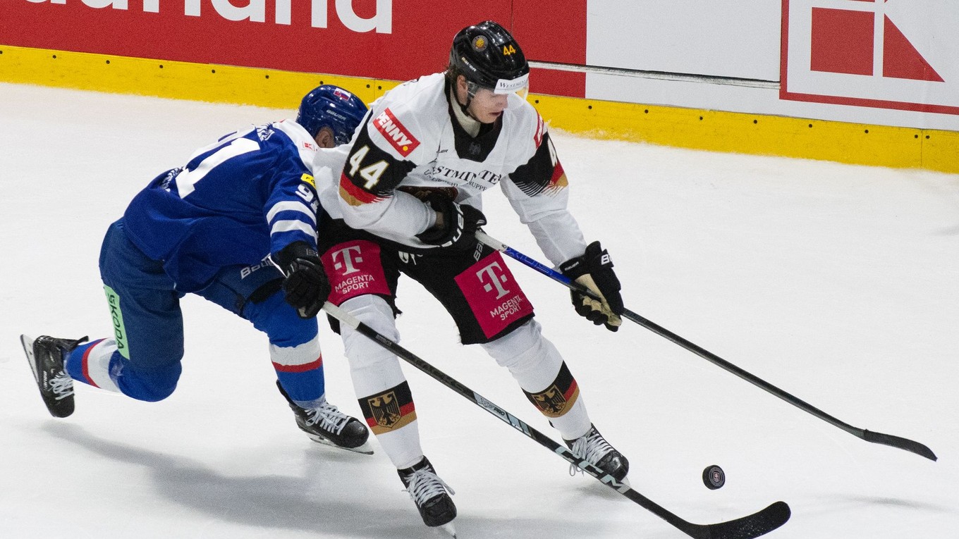 Na snímke zľava Róbert Džugan (Slovensko) a Joshua Samanski (Nemecko) počas prípravného zápasu.