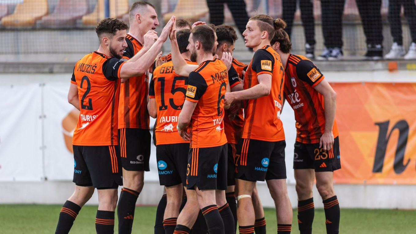 Hráči Ružomberka sa radujú z gólu.