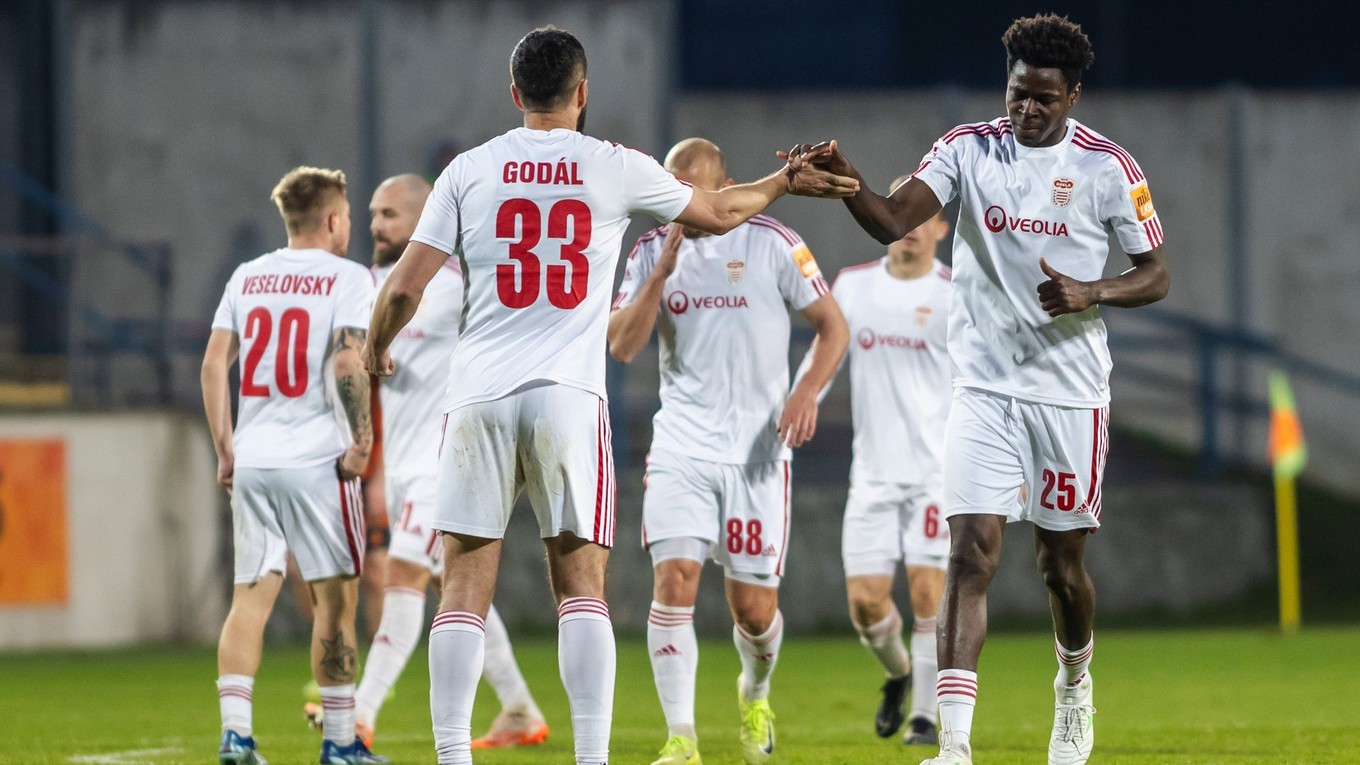 Hráči Banskej Bystrice sa radujú z gólu.