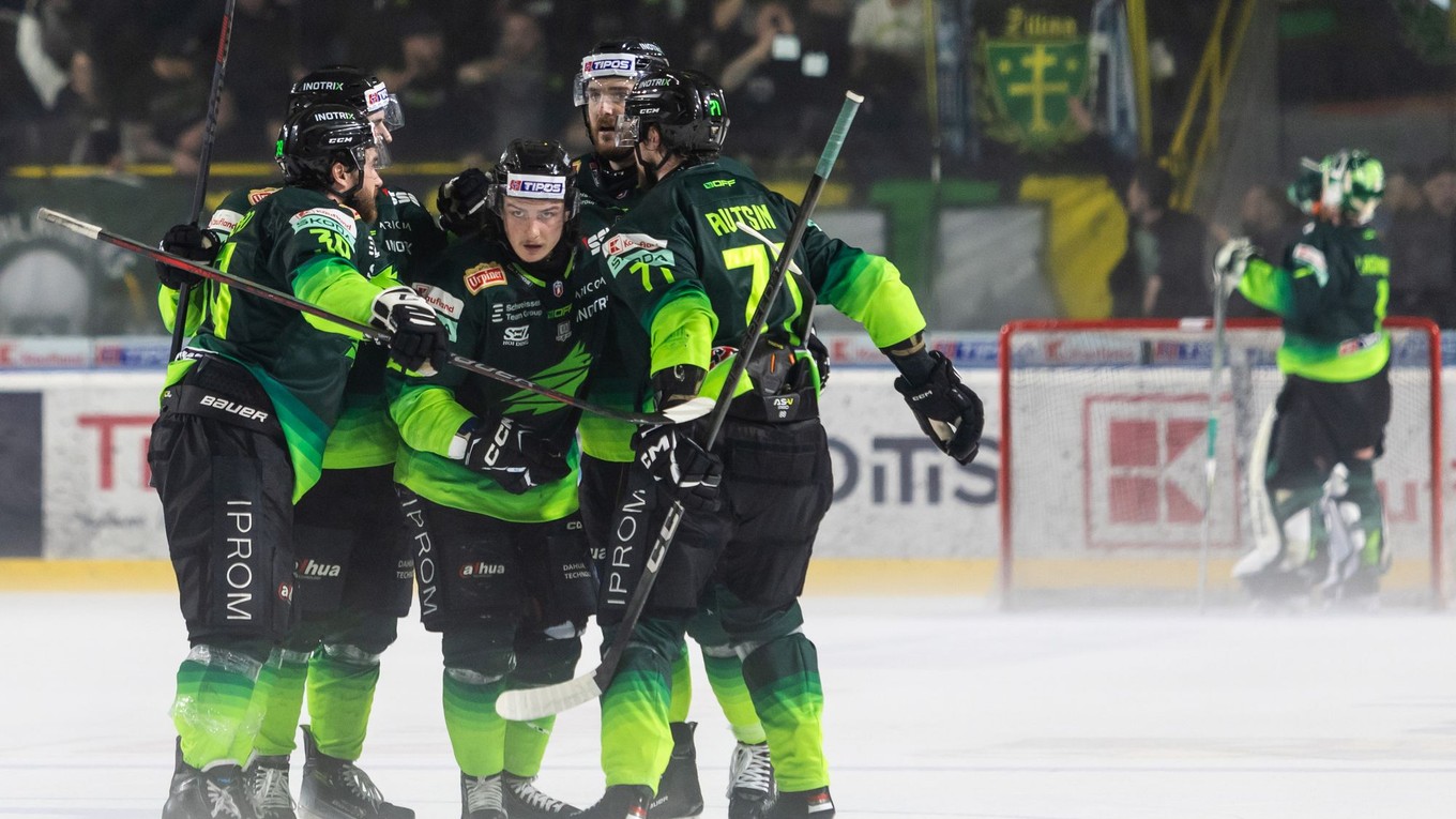 Gólová radosť hráčov Žiliny v šiestom zápase semifinále play-off Tipos extraligy DOXXbet Vlci Žilina - HK Nitra.