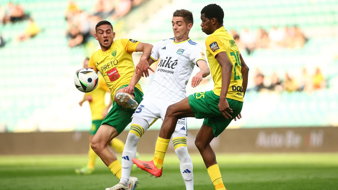 Zľava Kristián Bari, Michal Faško  a Adama Drame v zápase MŠK Žilina - FC Košice v dohrávke 5. kola skupiny o titul v Niké lige.