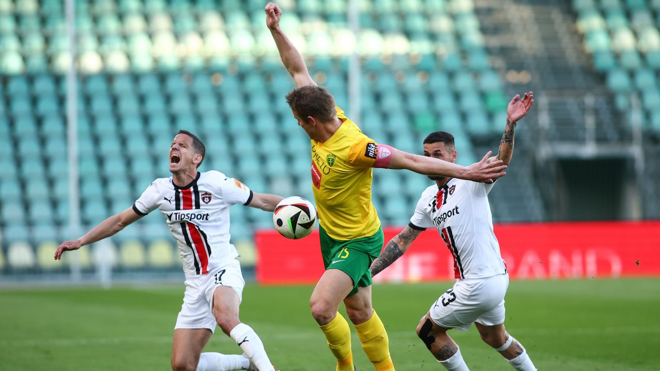 Zľava Jakub Paur (Trnava), Tomáš Hubočan (Žilina) a Erik Daniel (Trnava) bojujú o loptu v zápase 7. kola skupiny o titul Niké ligy MŠK Žilina - FC Spartak Trnava.