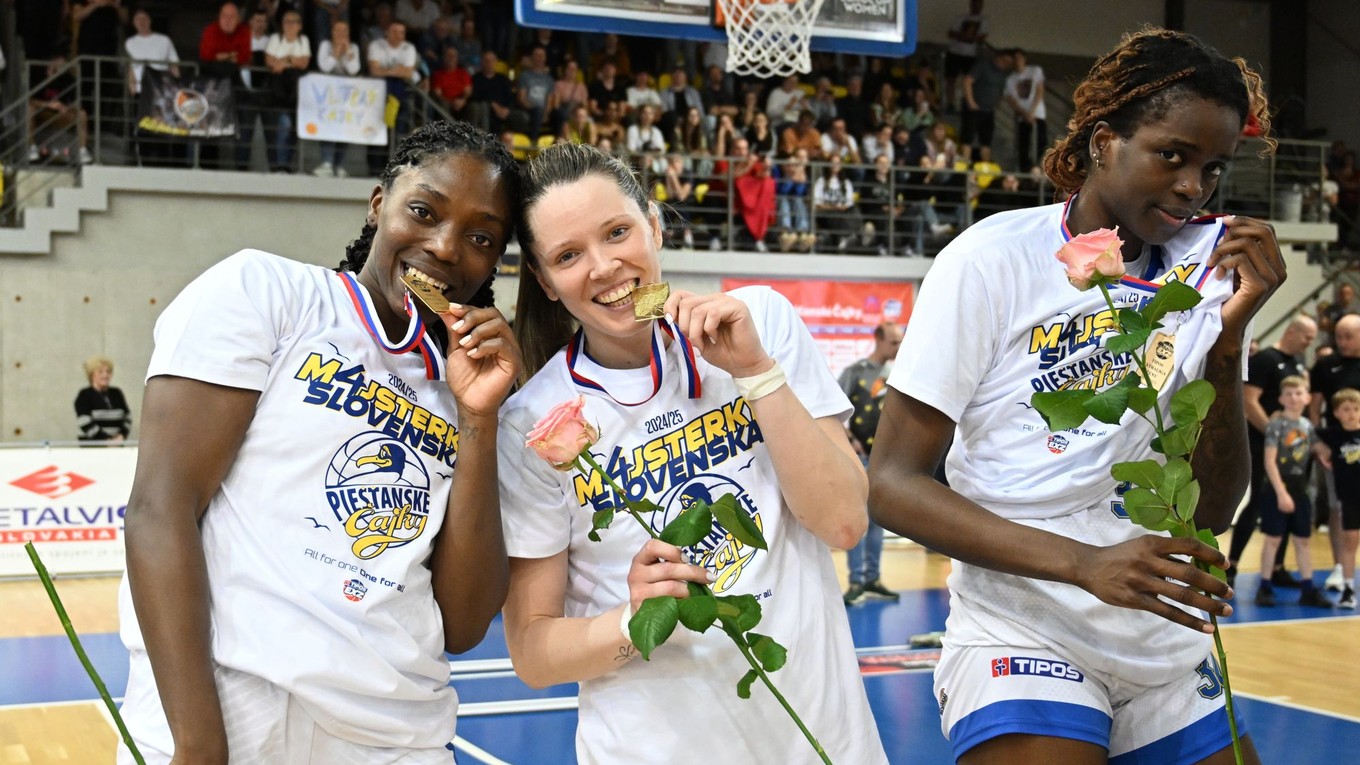 Piešťanské Čajky zľava KeShunan Jamesová, Andželika Mitrasinovičová a Rita Igbokweová oslavujú titul.