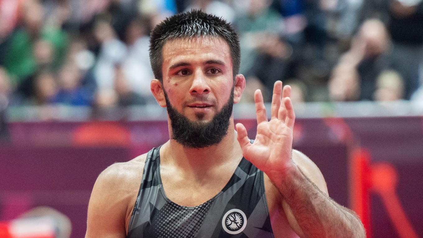 Neutrálny zápasník pod záštitou UWW Ibragim Ibragimov sa raduje po triumfe vo finále.