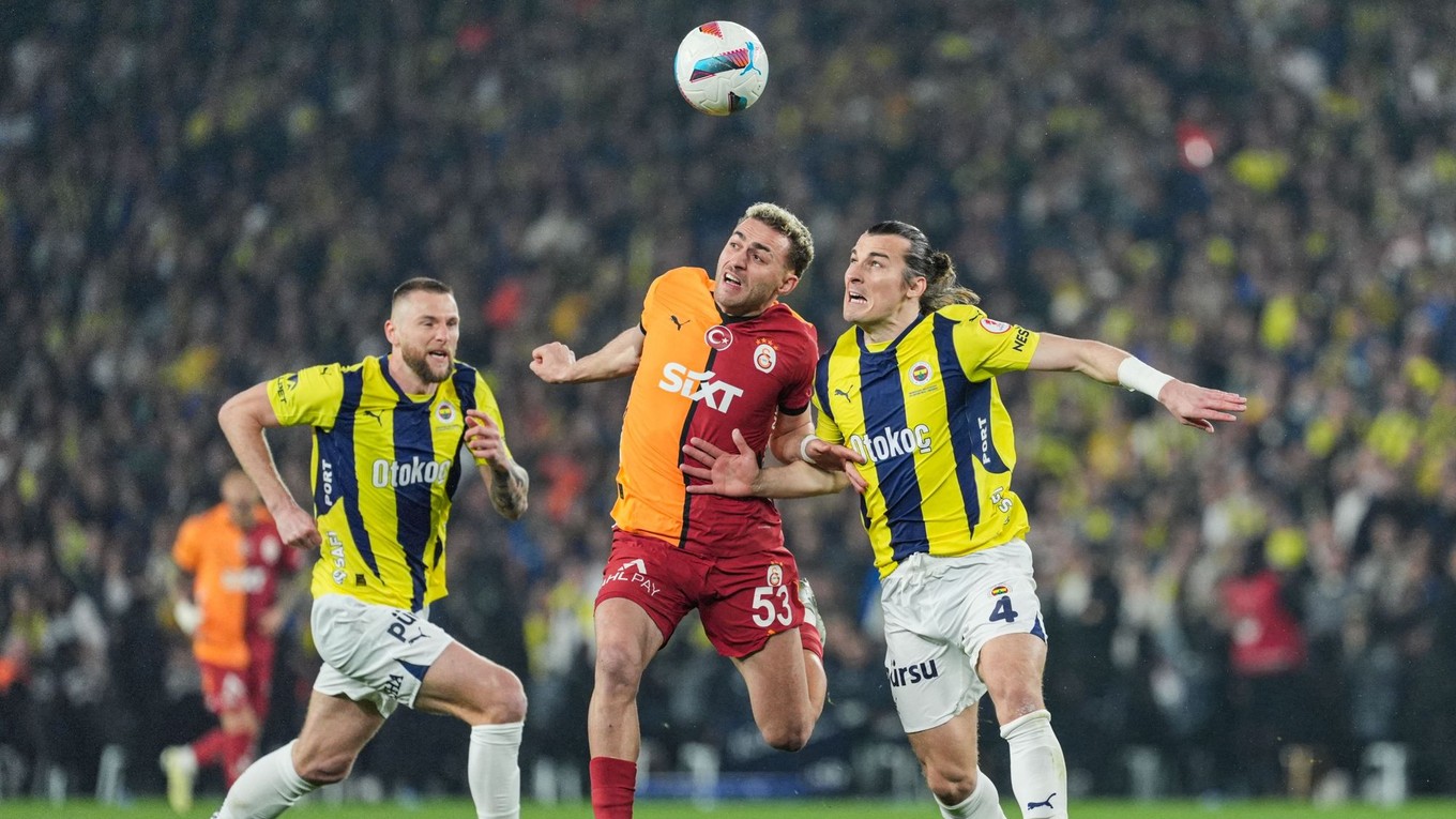 Na snímke hráči Fenerbahce Çağlar Söyüncü (vpravo) a Slovák Milan Škriniar (vľavo) a uprostred hráč Galatasaray Baris Alper Yilmaz.
