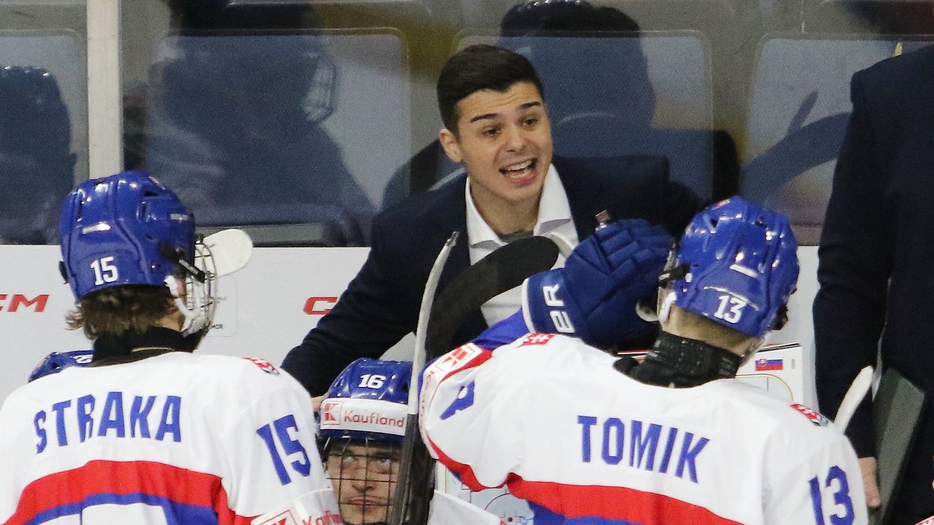 Tréner Martin Dendis a slovenská striedačka v zápase Slovensko - Lotyšsko na MS 18.