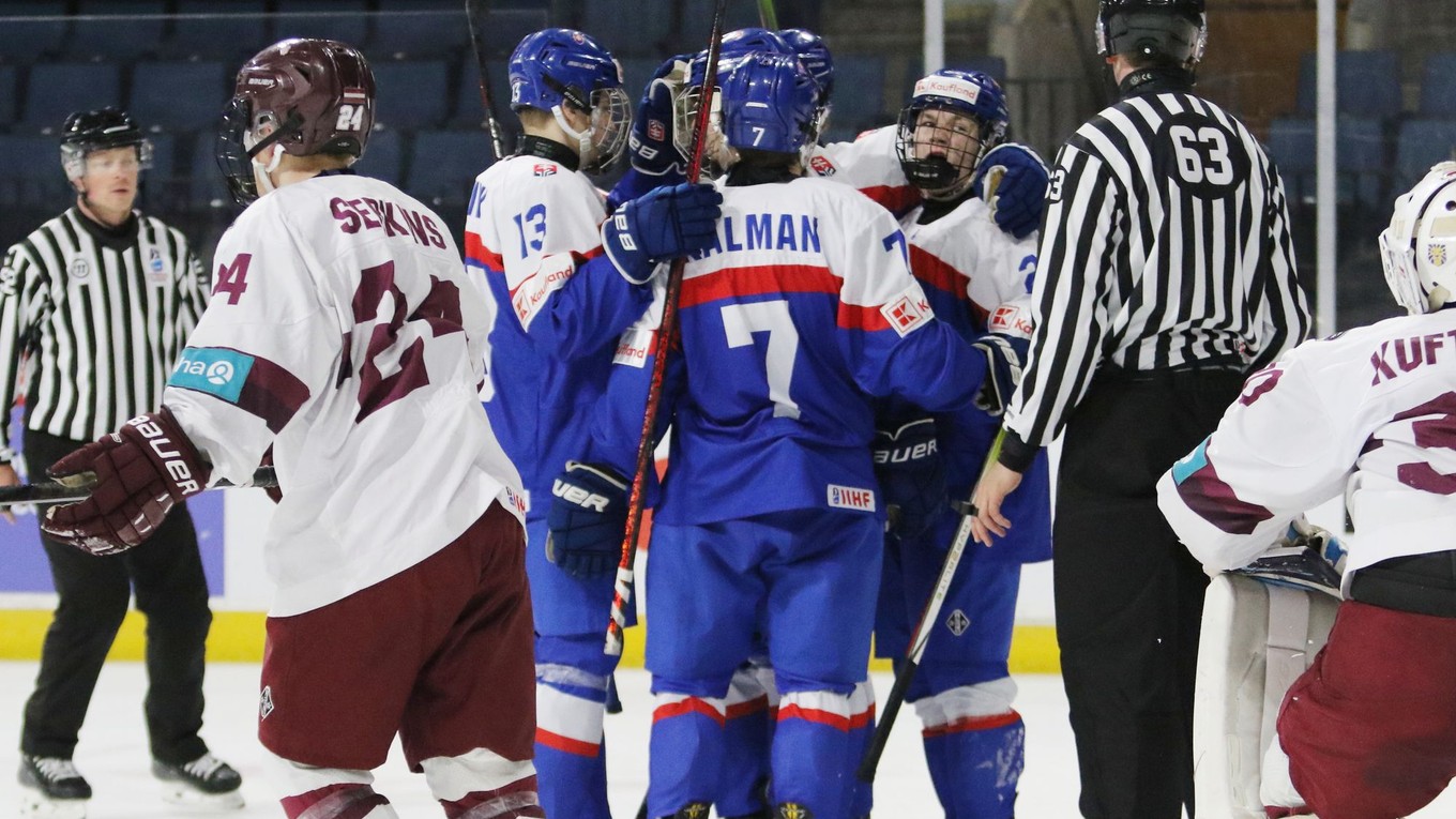 Slovenskí hokejisti oslavujú gól v zápase Slovensko - Lotyšsko na MS 18.