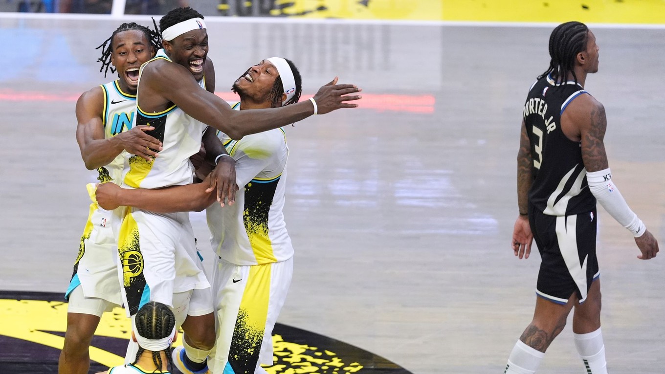 Basketbalisti Indiana Pacers oslavujú víťazstvo.