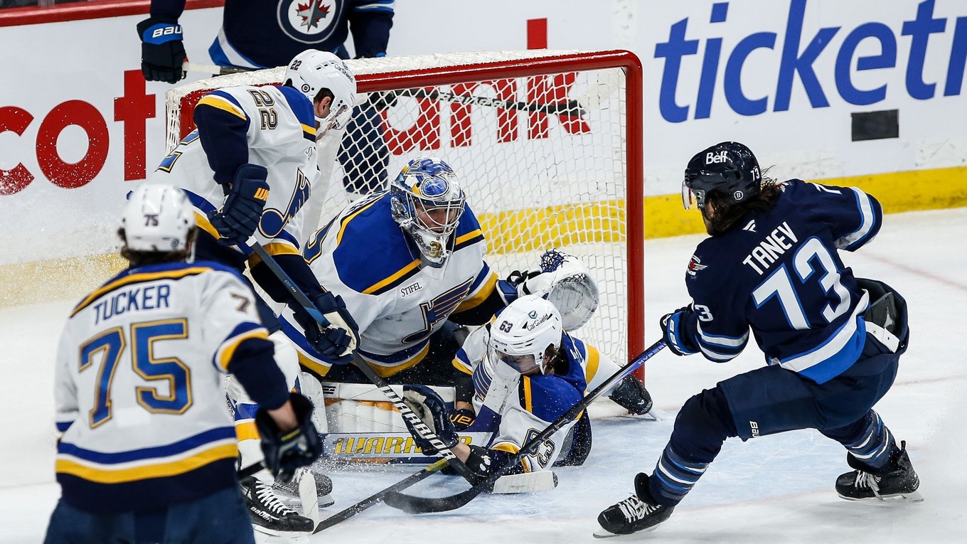 Súbojom St. Louis Blues - Winnipeg Jets štartuje play-off NHL.