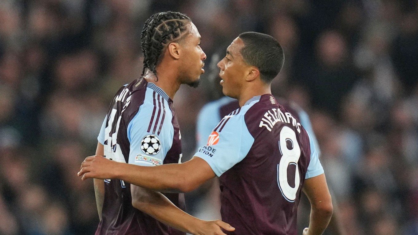 Youri Tielemans a Boubacar Kamara oslavujú gól. 