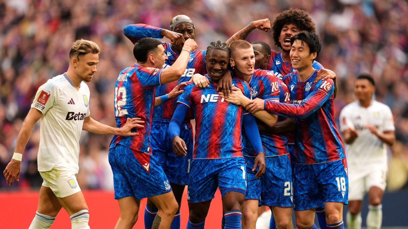 Hráči Crystal Palace oslavujú gól