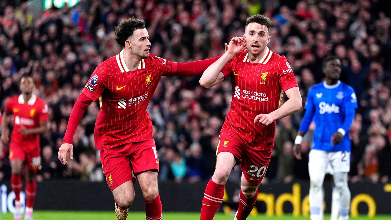 Diogo Jota (vpravo) a Curtis Jones sa tešia po strelenom góle v zápase Liverpool FC - Everton FC v 30. kole Premier League.