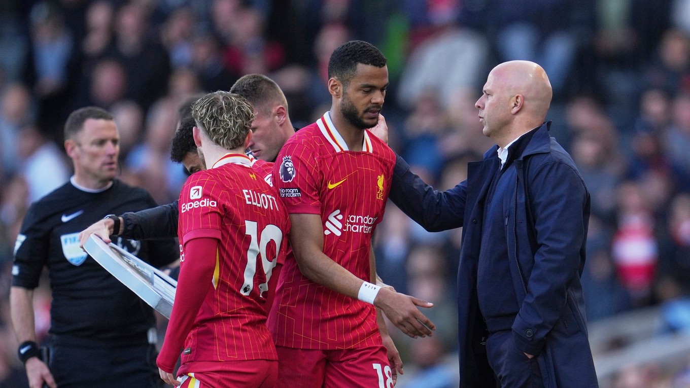 Tréner Arne Slot (vpravo) v zápase Fulham - Liverpool.