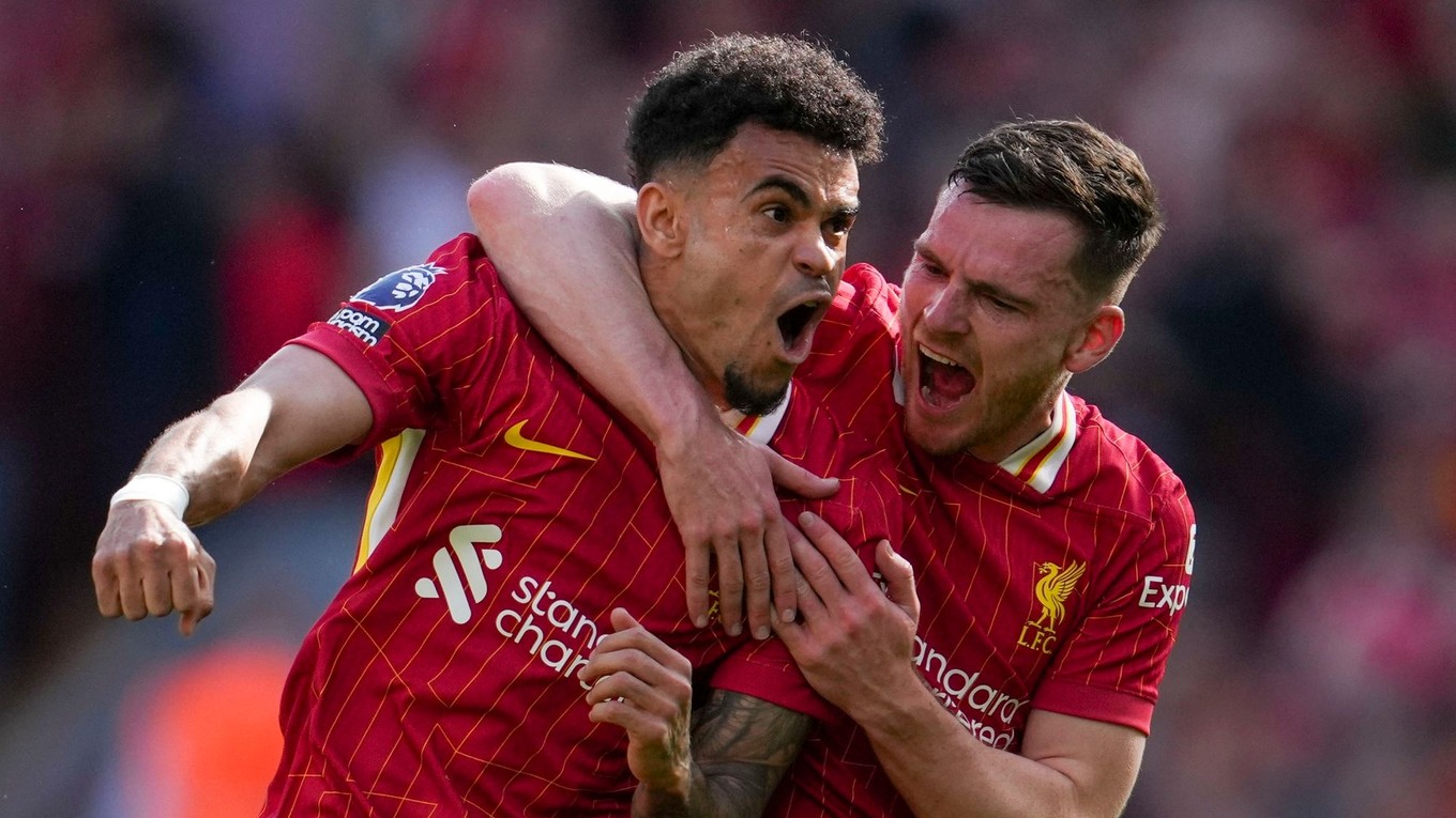 Futbalisti Liverpoolu Luis Diaz (vľavo) a Andrew Robertson sa tešia z gólu. 