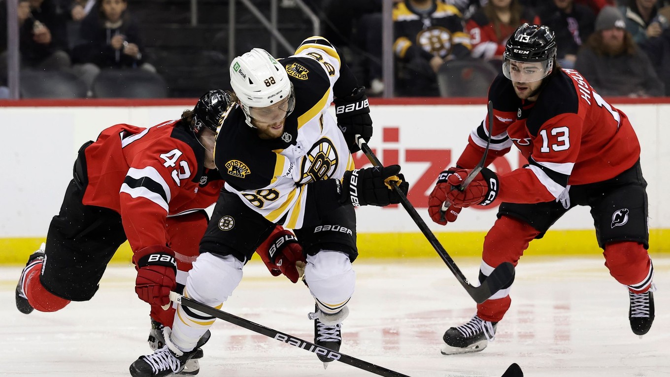 David Pastrňák (v strede). 