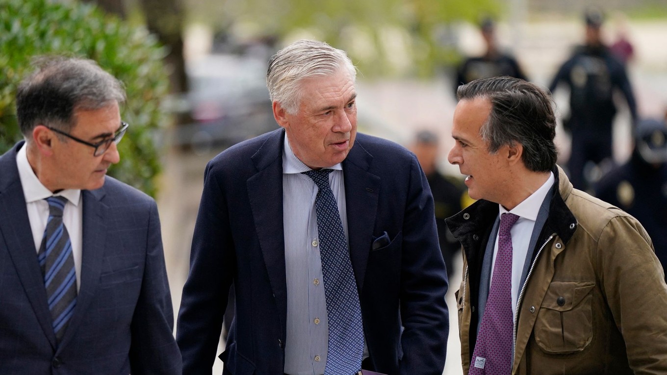 Tréner Carlo Ancelotti (v strede).