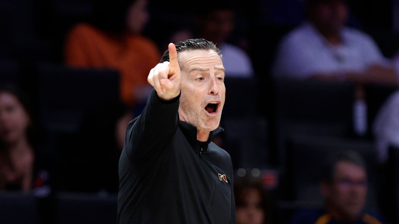 Tréner Clevelandu Kenny Atkinson.