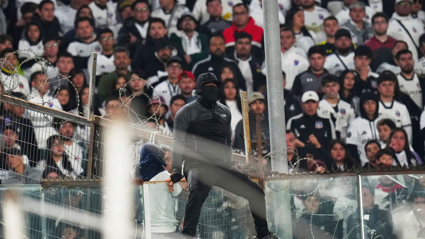 Fanúšikovia počas zápasu Colo Colo - Fortaleza v Pohári osloboditeľov.