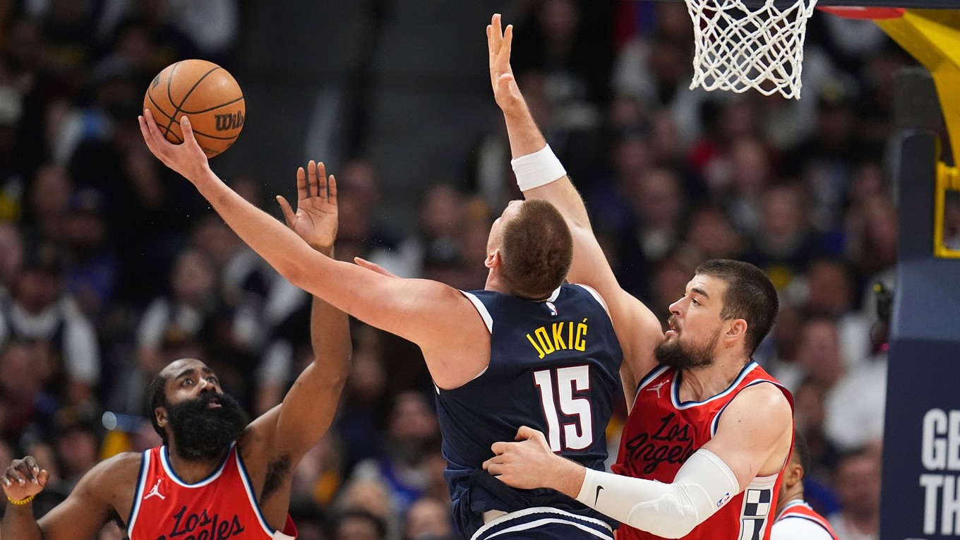 Center Denver Nuggets Nikola Jokič v zápase s LA Clippers.