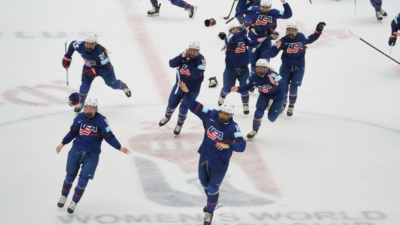 Hokejistky USA oslavujú víťazstvo nad Kanadou vo finále MS žien 2025.