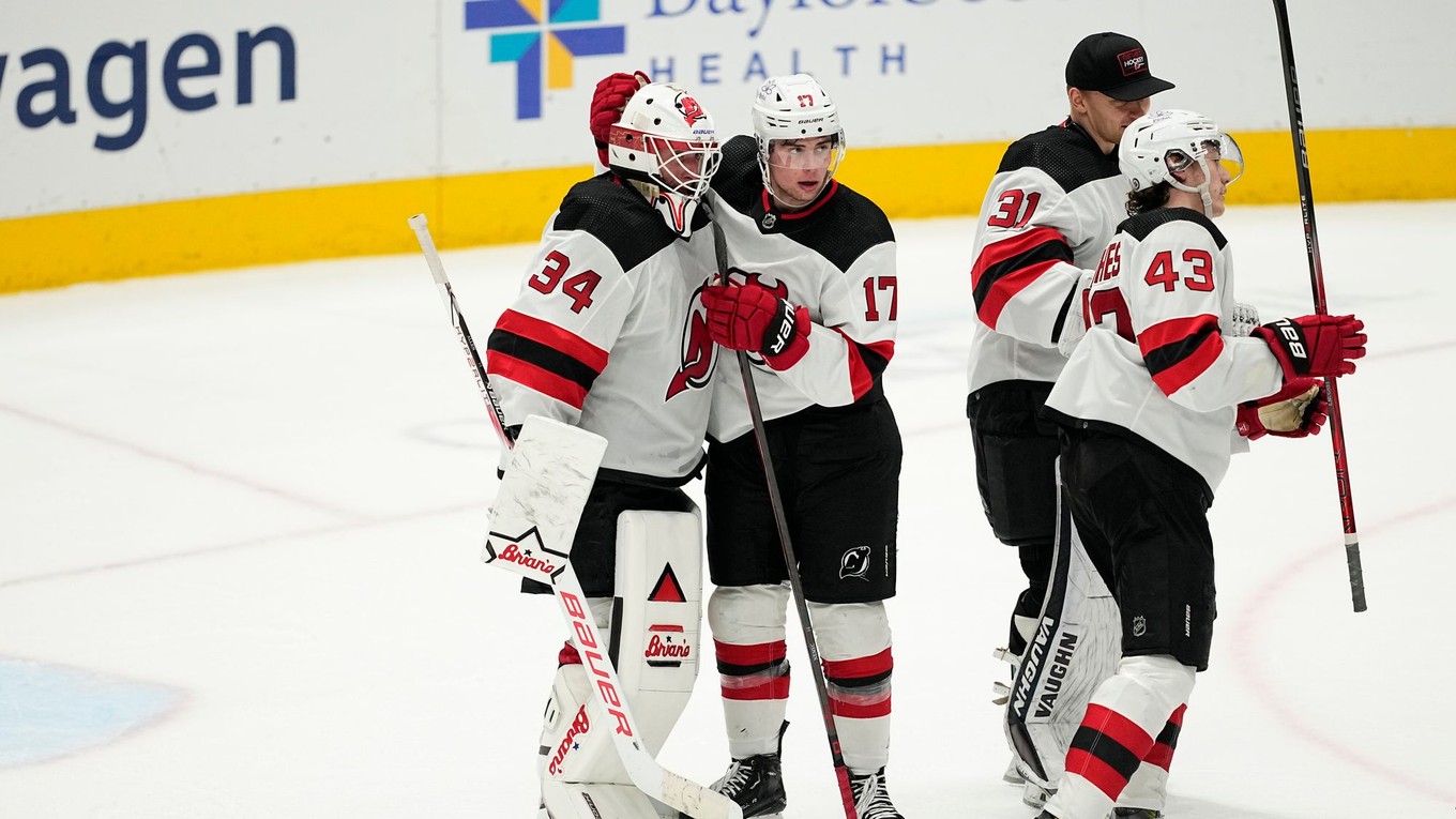 Šimon Nemec oslavuje víťazstvo s brankárom New Jersey