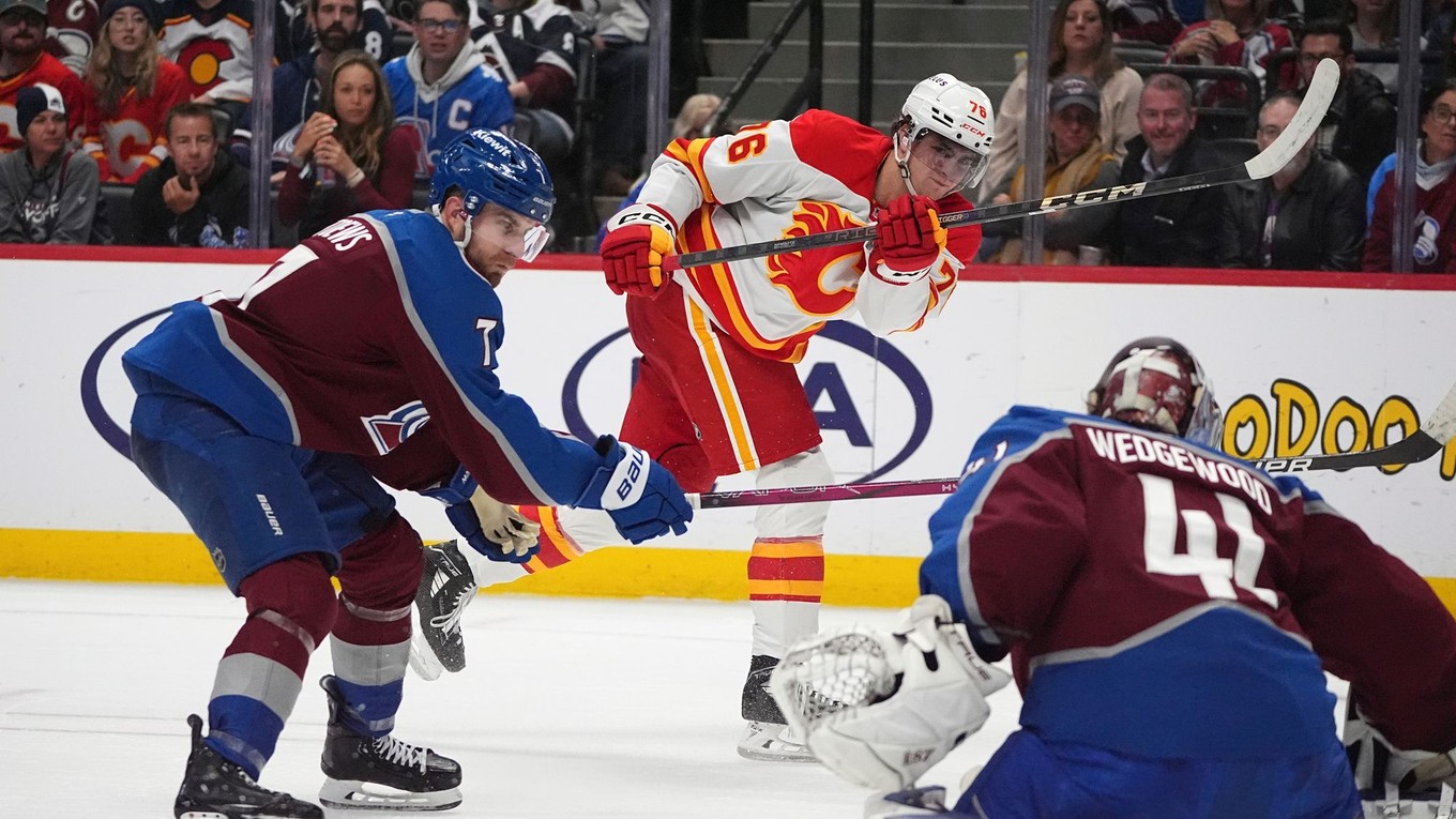 Martin Pospíšil (Calgary) strieľa na bránku Colorada. 