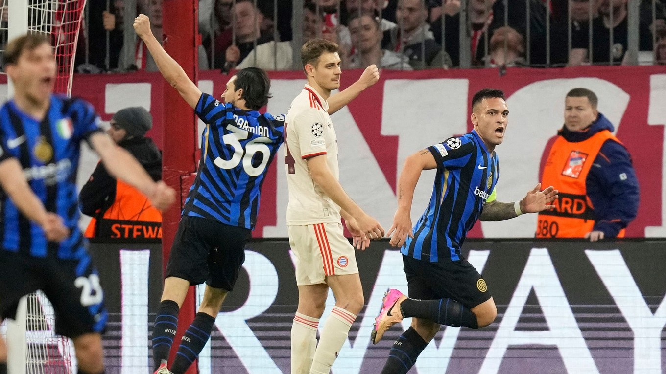 Lautaro Martinez (vpravo) oslavuje gól do siete Bayernu Mníchov.